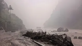 中国西藏自治区日喀则市吉隆县吉隆口岸，周三上午受尼泊尔一侧的泥石流波及。图为当天在吉隆口岸附近拍摄的画面。（图取自新华社）