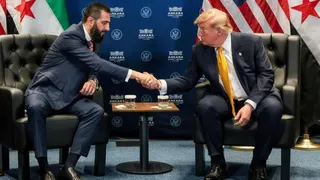 El presidente estadounidense Donald Trump estrecha la mano de su par sirio Ahmed al-Sharaa durante una reunión bilateral celebrada en el marco de la cumbre de líderes de la OTAN en el complejo presidencial de Bestepe en Ankara, Turquía, el 8 de julio de 2026.