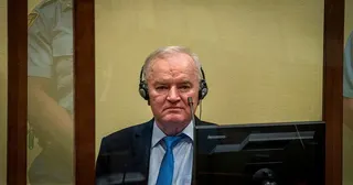 前波士尼亞塞族將領姆拉迪奇2021年6月坐在荷蘭海牙國際刑事法庭，準備聆聽判決。...