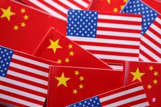习特会预计下月在美国登场，美国据报将对华征收产能过剩关税，中国商务部回应时批评，此举是将经贸问题政治化。图为美国和中国国旗合成图，摄于去年3月。 （路透社档案照）
