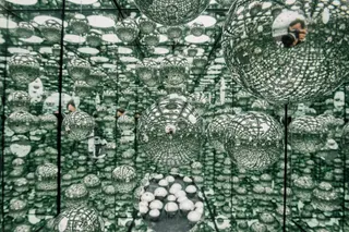 2017年，卓纳画廊展出的《无限镜屋——让我们永远活下去》。