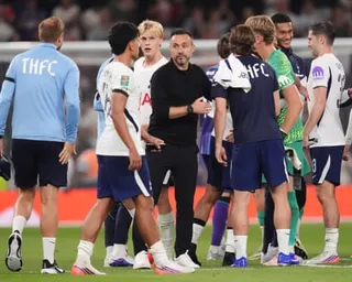 Roberto De Zerbi speaks to his Tottenham players