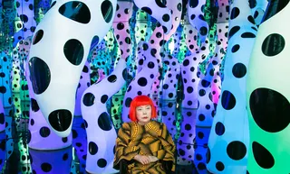 2013年，草间弥生在纽约卓纳画廊的装置作品《爱在呼唤》中。