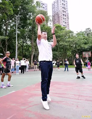 沈伯洋今上午到象山公園拜票，與民眾互動熱烈。(記者方賓照攝)