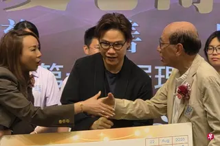 苏永康（中）多年来悄悄行善，为孩子们的教育出一份力。 （取自雁心会乐幼基金脸书）