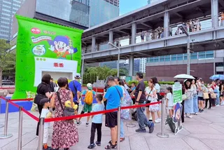 圖：現場設置乖乖巨型扭蛋機，吸引大批親子排隊體驗，民眾完成闖關後即可獲得扭蛋機會，為九三軍人節活動增添歡樂互動氣氛。(圖/主辦單位提供)