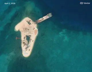 衛星影像顯示，鴨公島今年4月仍只有零星設施。路透社