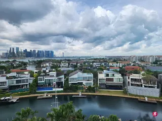 我国警方最早在2023年扣查升涛湾的七个独栋洋房，洗钱案被告张瑞金和母亲各自持有的两栋位于圣淘沙珍珠岛、价值1600万元和1550万元的洋房。它们似乎仍未售出，不知是否会在这次拍卖中挂牌。 （海峡时报）