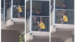 妇女天桥违规骑行被查下跪求情 陆交局：执法时可更具同理心