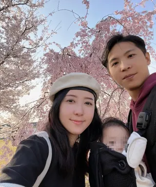 五熊今年4月才與丈夫、孩子赴日旅遊賞櫻，結果被比對就是在那時犯下「倒此一油」一案。（翻攝自蔡頤榛臉書）