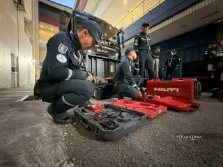 Smart personnel inspect search-and-rescue equipment as the team remains on standby for possible deployment to flood-hit Nepal. PIC BY NSTP/FUAD NIZAM