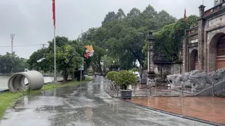 安阳王庙被当地人称为“上祠”，正门前是一片优美的半月湖，湖中央有一口玉井。在越南家喻户晓的传说中，这是媚珠公主丈夫仲始因愧疚而投井自尽的地方。古城土墙与水渠、护城河关系密切。（图取自中央社）