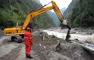 中國西南部西藏自治區日喀則市吉隆縣吉隆口岸附近發生泥石流後，救援工作正在進行。多支救援隊伍已部署至受災地區，搜尋失聯人員、清理道路並評估潛在風險。應急物資和救援設備亦已調集到場。