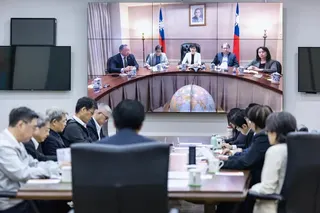 2025年7月8日賴清德與台美關稅談判小組視訊，可見到坐在鄭麗君左手邊的蔡明彥。(圖/總統府)