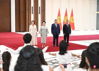 中国国家主席习近平（右二）和夫人彭丽媛（左二）星期天（    8月30日）抵达吉尔吉斯斯坦首都比什凯克，吉尔吉斯斯坦总统扎帕罗夫（右一）夫妇到场迎接。图为两国元首夫妇共同欣赏当地青少年演唱中国歌曲。 （新华社）