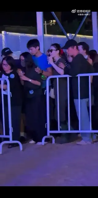 一行人為免擴大事端隨即撤離，王菲被2名男士護駕，邊跟人說byebye邊快步離場。（翻攝小紅書影片）