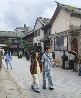 高梓淇遭目擊牽手嫩妹，疑似新歡。（圖／翻攝自微博）
