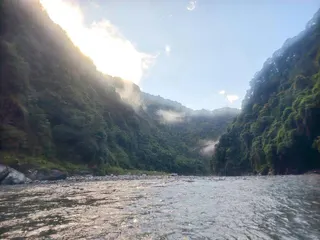 蘇姓玩家稱，下水前當地天候晴朗，且參考前3天天候及降雨量後評估水況，沒想到進入卡...