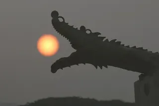 A hazy view of the sun caused by the haze, captured near the crocodile bronze sculpture at the Kuching Waterfront today. BERNAMA PIC