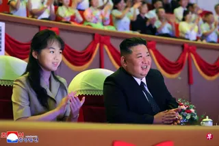 朝鲜中央通讯社8月16日发布的金正恩父女观看体育赛事的照片。 （法新社）