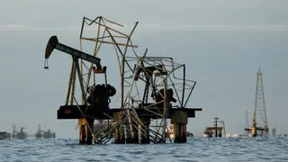 Bombas extractoras abandonadas y deterioradas con el paso del tiempo en un campo de la estatal PDVSA en el Lago de Maracaibo, mientras los habitantes del centro petrolero de Maracaibo, en el estado Zulia, permanecen en incertidumbre sobre nuevas inversiones tras recientes reformas legislativas que permiten mayor participación privada en PDVSA y buscan reactivar el sector petrolero del país, en Cabimas, Venezuela, 27 de enero de 2026.