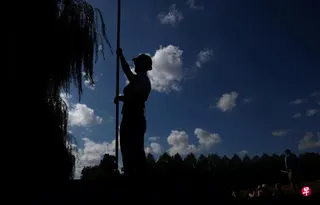 英国今年夏天的连续的高温和干旱，让剑桥传统的撑篙项目运营者和游客都不得不采取额外防暑措施。 （路透社）