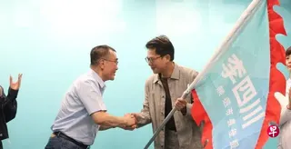 国民党新北市长参选人李四川（左）与民众党主席黄国昌（右），今年6月在民众党新北市联合竞选总部暨李四川后援会同台。 （自由时报）