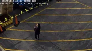 一名身分不明的男子於4月21日在芝加哥歐海爾國際機場遭安全監視錄影拍到，當時他正...