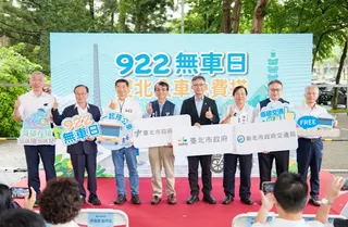 圖：台北市副市長張溫德、台北市交通局長謝銘鴻、新北市交通局長鍾鳴時9/3日宣布，雙北攜手推出「922無車日雙北公車免費搭」。(圖/臺北市政府交通局提供)