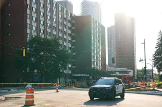 美國明尼蘇達州明尼阿波利斯市中心2日發生槍擊事件，執法人員趕抵現場處理。（美聯社...