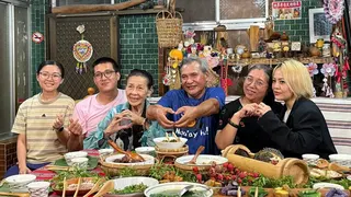 戴愛玲（右1）拜訪返鄉務農的駿宏一家人。圖／公共電視