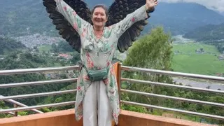 瑞士朝圣者鲁明-吉拉尔德7月30日在尼泊尔中部城镇普塔利巴扎尔的锡扬扎景观塔拍照。（图取自法新社）