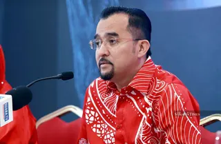 Umno secretary-general Datuk Dr Asyraf Wajdi Dusuki said he would step down as Majlis Amanah Rakyat (Mara) chairman only if Deputy Prime Minister Datuk Seri Dr Ahmad Zahid Hamidi, who appointed him, asked him to do so. NSTP/HAIRUL ANUAR RAHIM