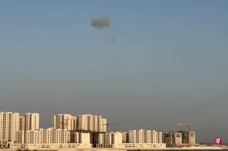 网民在社交媒体上发布视频显示，巴林北部周三遭受伊朗无人机和导弹袭击后，空中出现一团浓烟。 （法新社）