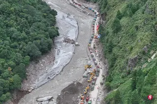 中国西藏地区与尼泊尔接壤的吉隆口岸被山洪摧毁，首批紧急救援器材和物资在周二抵达灾区。 （法新社）