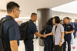 外交兼内政部第二部长沈颖9月1日到樟宜机场为先遣队送行。 （新加坡警察部队提供）