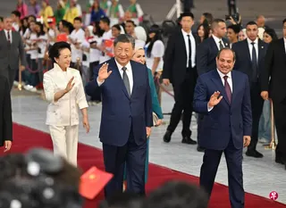当地时间星期二（9月1日）晚，中国国家主席习近平（前右二）乘专机抵达开罗，对埃及进行国事访问。图为习近平和夫人彭丽媛（左一）抵达开罗国际机场时，埃及总统塞西（前右一）和夫人依提萨尔到场迎接。 （新华社）