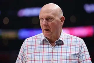 NBA快艇队的老板鲍尔默不仅须支付罚单，还一年不能参与球队运作和活动。 （法新社档案照片）