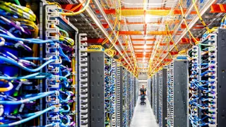 Un técnico trabaja en un centro de datos de IA de Amazon Web Services en New Carlisle, Indiana. 2 de octubre de 2025. Amazon es uno de los siete "guardianes" cubiertos por la Ley de Mercados Digitales en la Unión Europea.