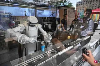 一项民间调查显示，中国8月服务业活动扩张速度加快，表现远超市场预期。图为一台Sharpa机器人9月1日在上海一家冰雪皇后（Dairy Queen）门店为顾客制作暴风雪冰淇淋。 （法新社）