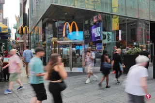 美国企业活动指标升至2022年以来最强水平。图为纽约时报广场的人流。 （法新社）