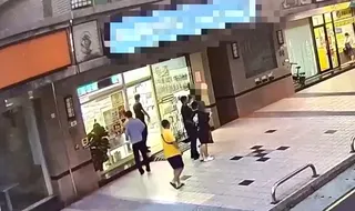 新北市淡水區某藥局中年老闆驚傳對店內工讀的女大學生下藥，警方獲報持票前往搜索，查...