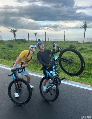 黃渤（右）熱愛騎自行車，經常與好友們一同騎車。圖／翻攝黃渤微博