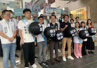 卓榮泰院長抵達彰化，參加地檢署舉辦「防制綠能犯罪座談會」，民眾黨主席黃國昌，要求卓榮泰先把先前諸多「綠能弊案」說清楚、講明白。（圖：李河錫攝）