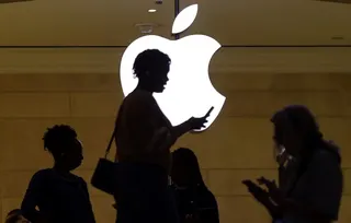 日經亞洲報導，蘋果公司對品質控管標準極為嚴格，首款摺疊iPhone目前每天僅能生產「數百支」。圖為美國紐約一家蘋果專賣店。（路透社）