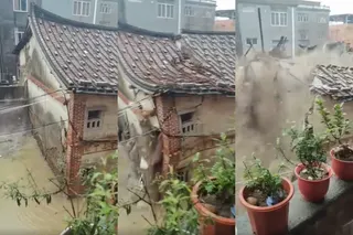 原本看似完整的砖造住宅，下一秒整栋房屋向下沉陷，屋顶瓦片、砖墙与木造结构像被抽掉底层的积木般接连垮下。（图翻摄自微博）