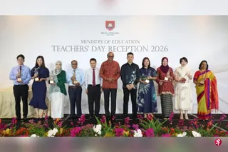 尚达曼总统（中间）星期四颁发卓越教师总统奖给八名获奖教师。出席颁奖礼的还有教育部长李智陞（左五）和文化、社区及青年部长兼教育部文化、社区及青年部代部长兼教育部高级政务部长梁振伟（右五）。

八名获奖教师分别是：（左起）林景中学资讯通信科技与应用科学部门主任吴俊宏、圣安德烈初级学院英文文学主导教师邱丽霖、义安理工学院高级讲师罗海扎、淡马锡理工学院沉浸式媒体与电玩开发课程主任沙米姆、安德逊实龙岗初级学院淡米尔文高级教师卡马拉帕希（右起）、学林小学母语部主任吴忞珉、士林小学低年级学习需求高级教师哈菲莎，以及大众小学科学部门主任王萱菀。 （郑一鸣摄）