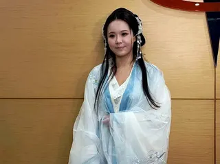 桃園市議員選戰，網紅寵物美容師Angela寶七投入選戰，將姓名改成16個字「王妃...