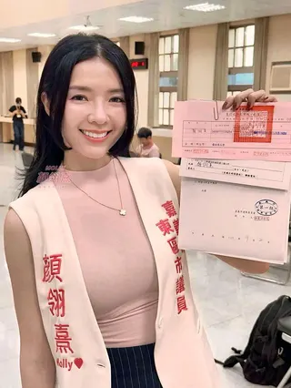 嘉市拚連任現任市議員顏翎熹，首次參選改名「顏色不分藍綠支持性專區顏色田慎節」16...