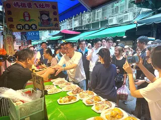 台北市長蔣萬安今天陪新北市長侯選人李四川到板橋區福德市場拜票，攤販業者與買菜民眾...